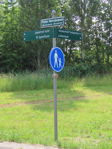 915047 Afbeelding van het straatnaambord 'Pater Mendelpad' en enkele richtingborden bij een voetpad in het Máximapark ...